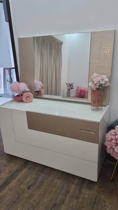 Double bed+matress+dressing table+seti