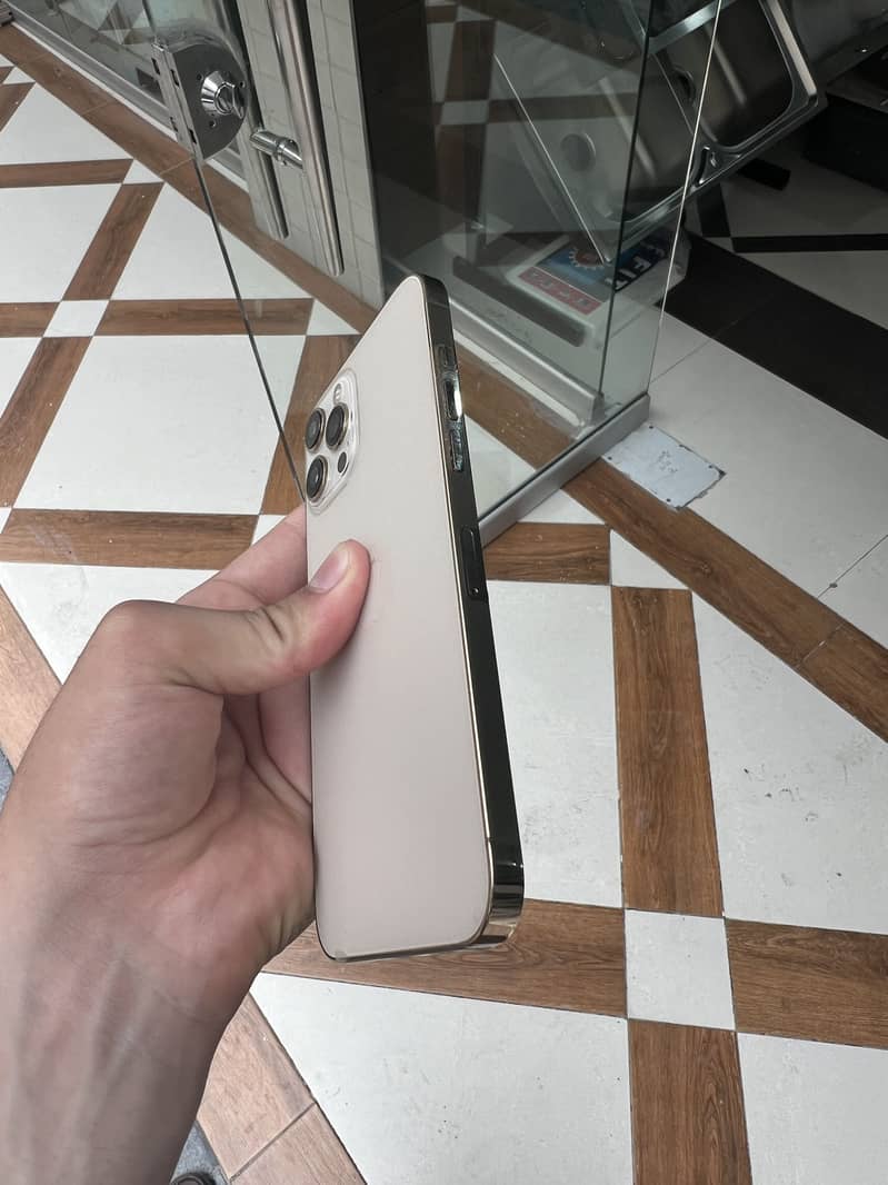 Apple iPhone 12 Pro Max 3