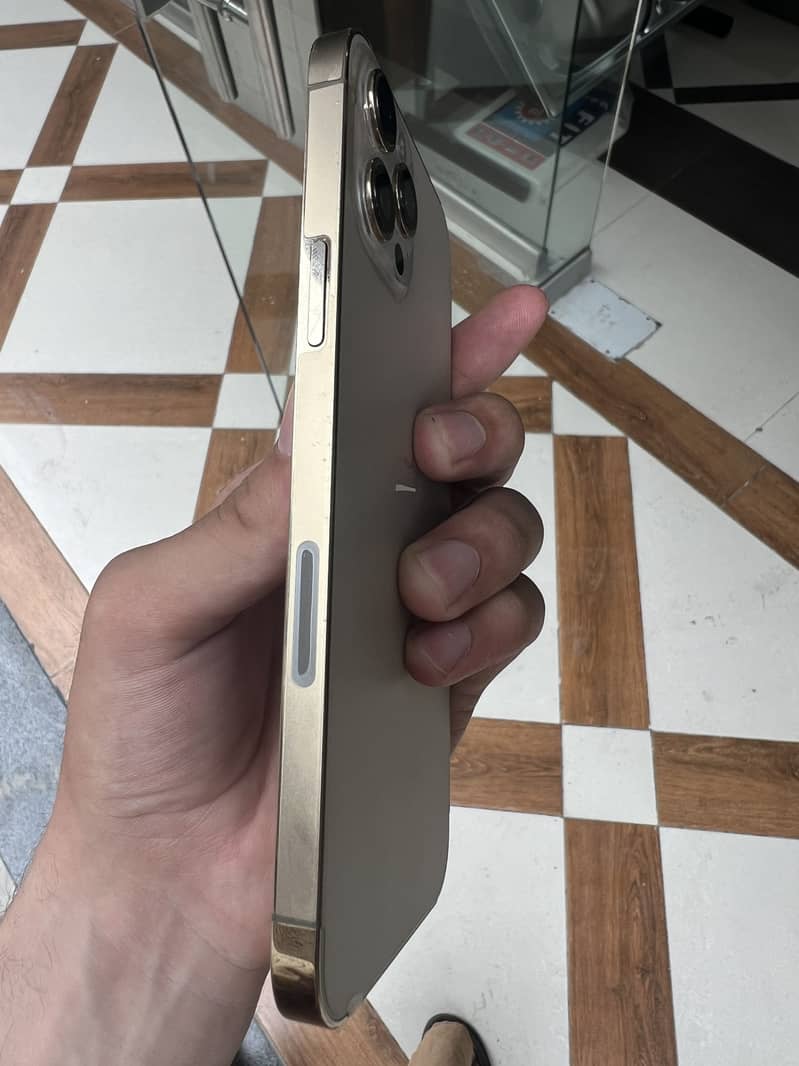 Apple iPhone 12 Pro Max 4