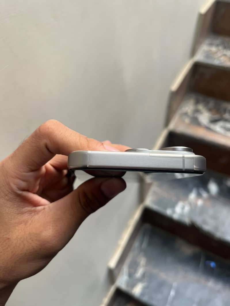 Apple iPhone 15 Pro 4