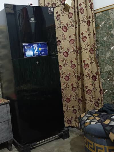 dawlanced frig midium size bas box open kiya hy.