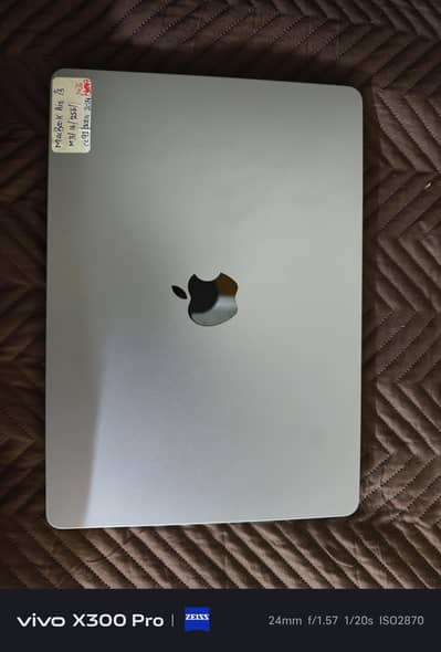 Apple MacBook Air M3 (16GB RAM / 256GB SSD)