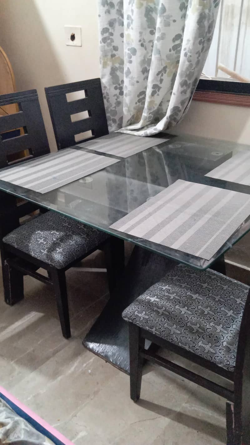 daining table with four chairs 0