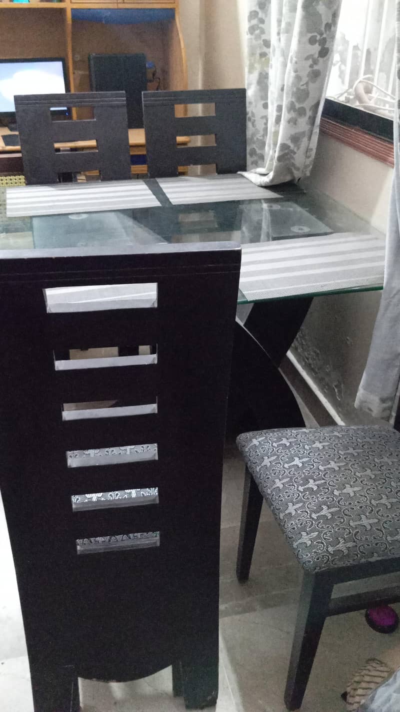 daining table with four chairs 1