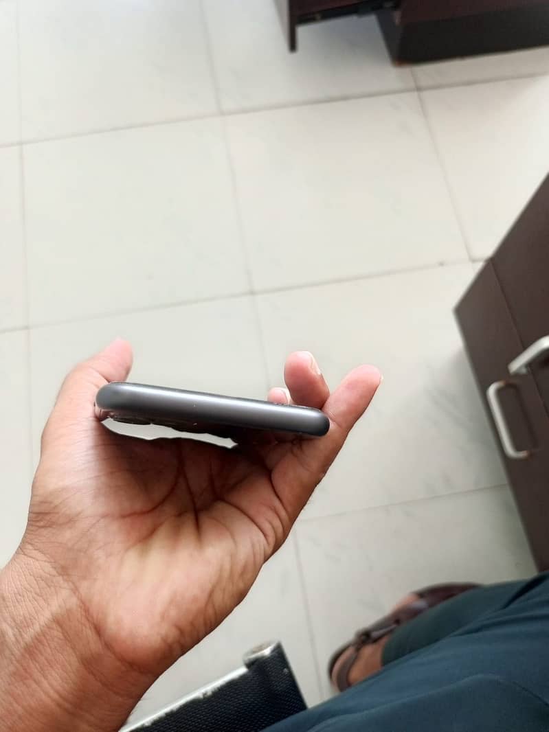 Apple iPhone 11 4