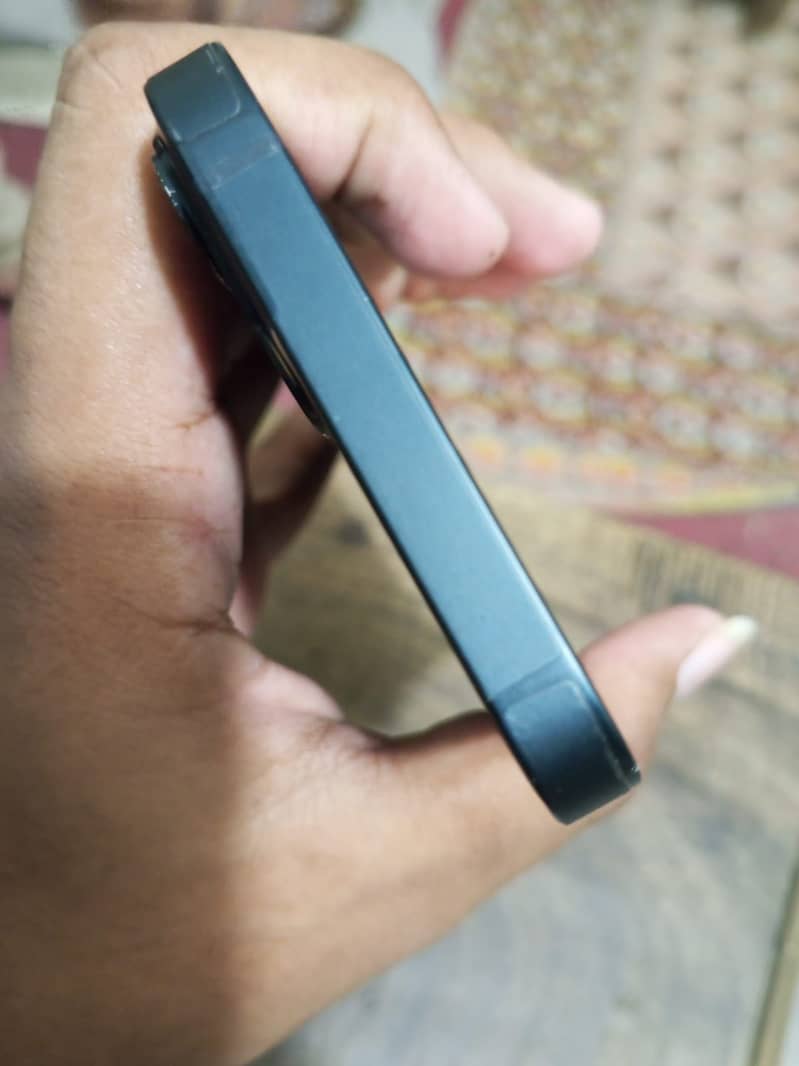Apple iPhone 13 5