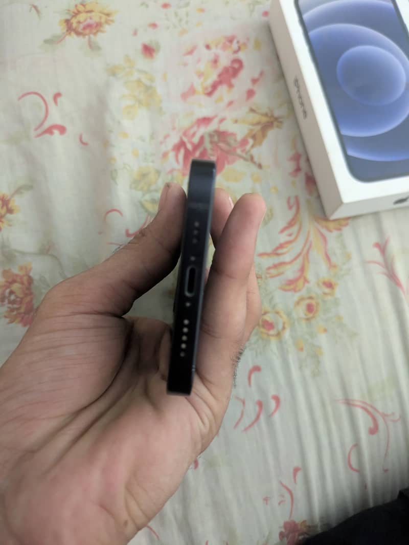Apple iPhone 12 4