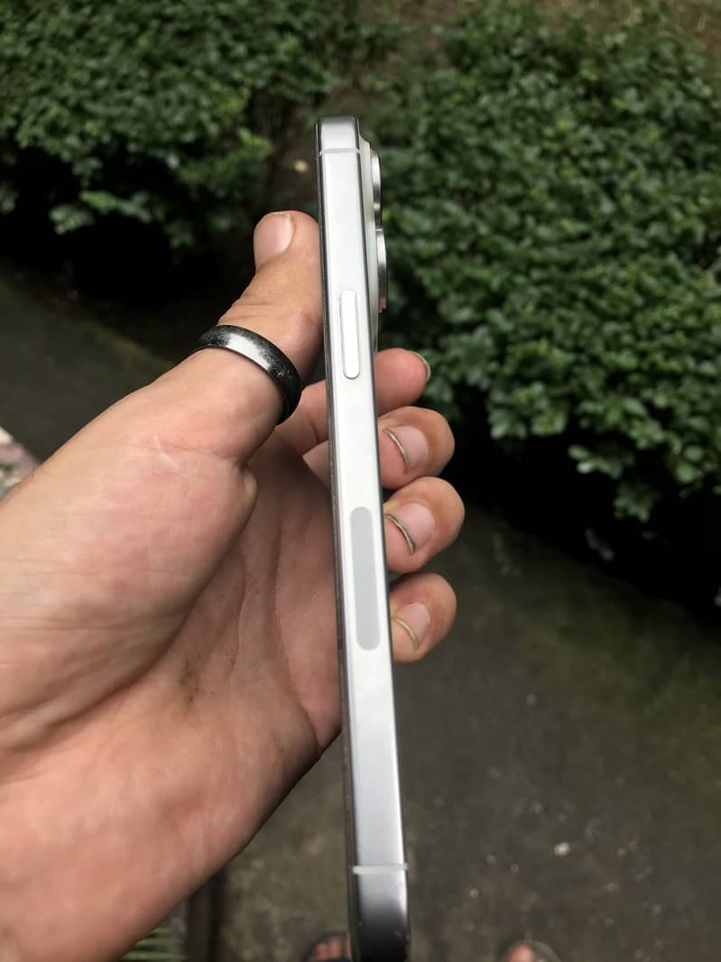 Apple iPhone 15 Pro Max 4