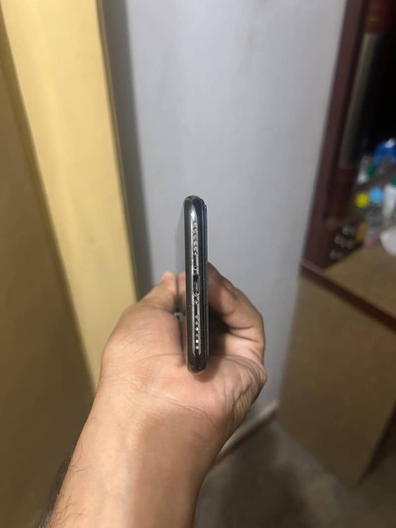 Apple iPhone X 4