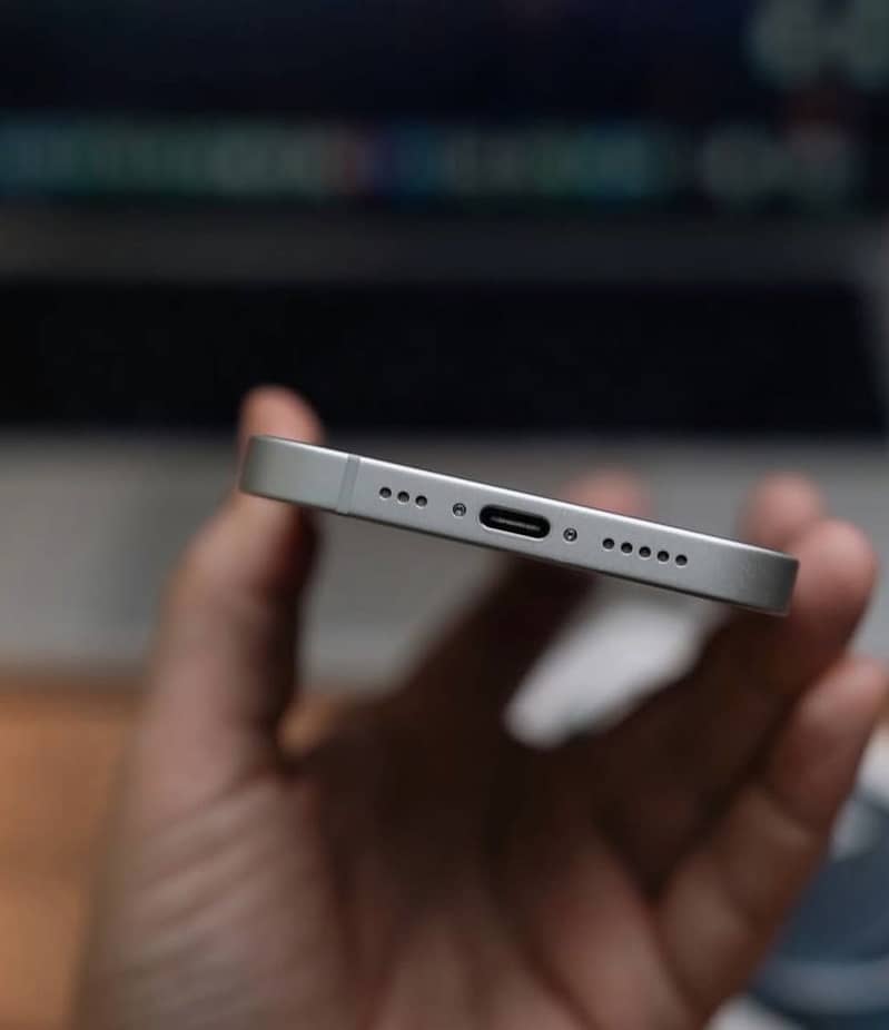 Apple iPhone 16e 1