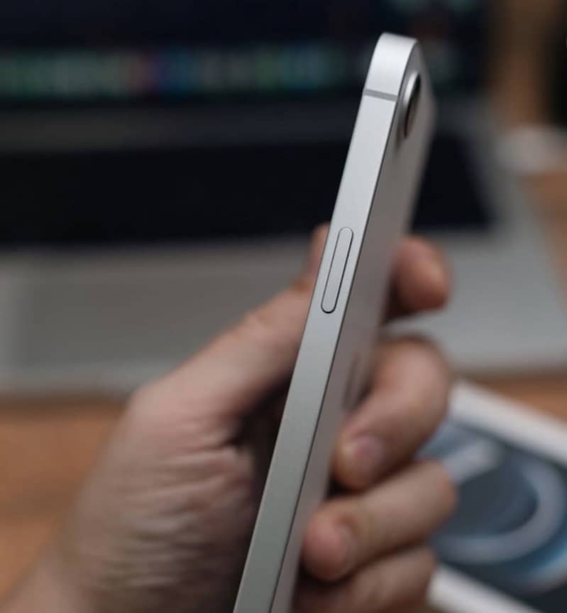 Apple iPhone 16e 3