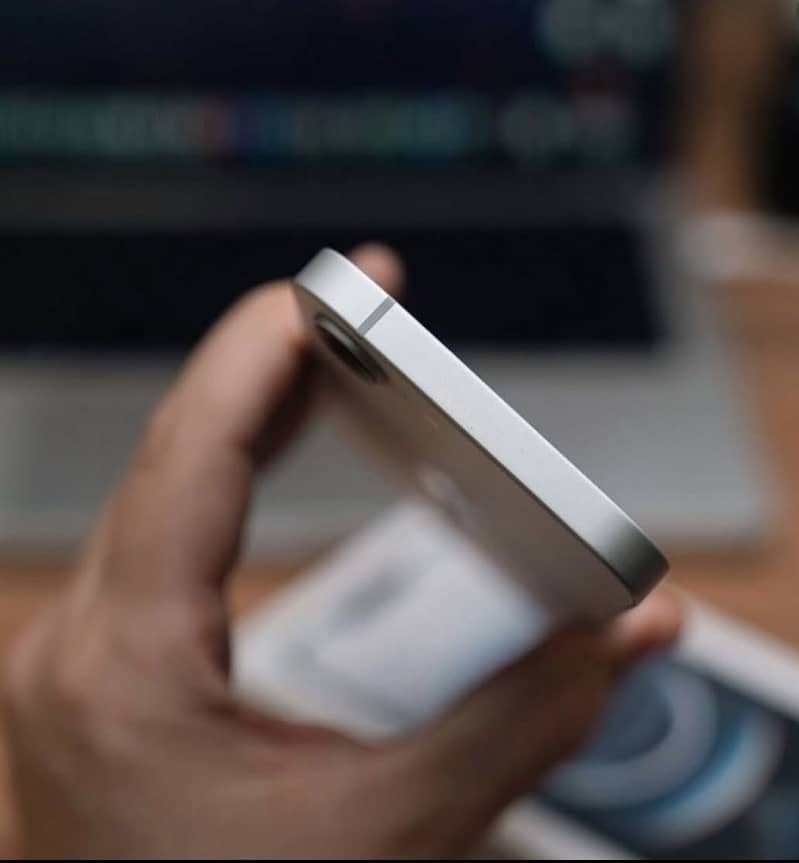 Apple iPhone 16e 2