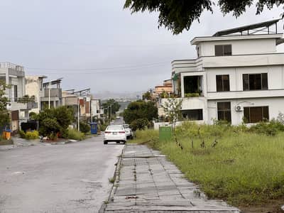 Corner Park Facing 12 Marla Level and Solid land plot for sale Dem 2.60 Cr