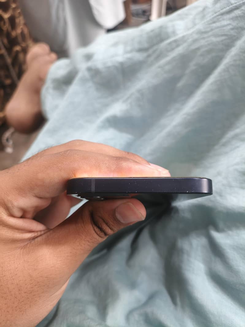 Apple iPhone 12 4