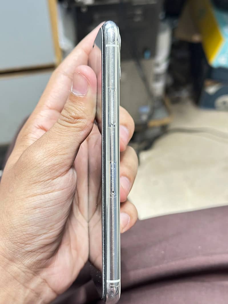 Apple iPhone 11 Pro 4