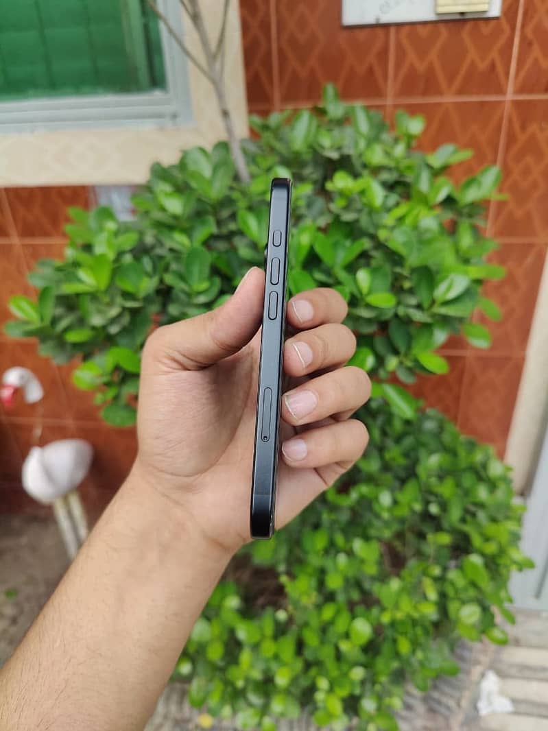 Apple iPhone 16 0