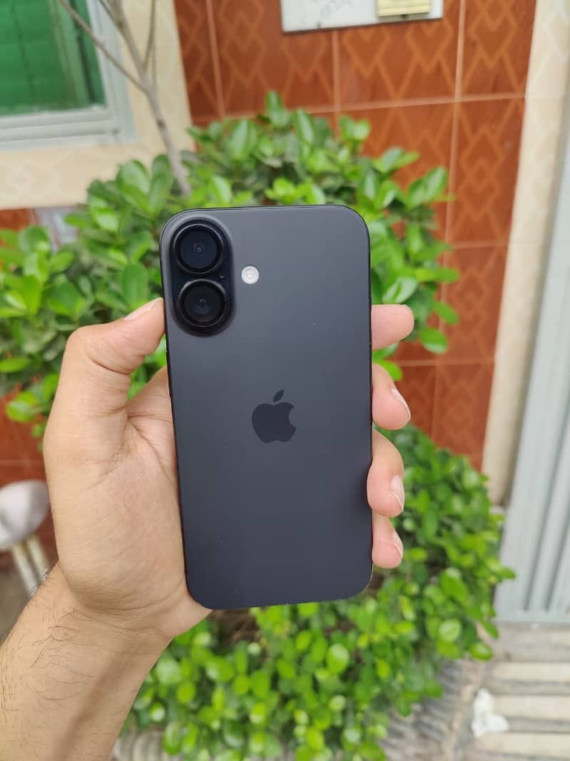 Apple iPhone 16 2
