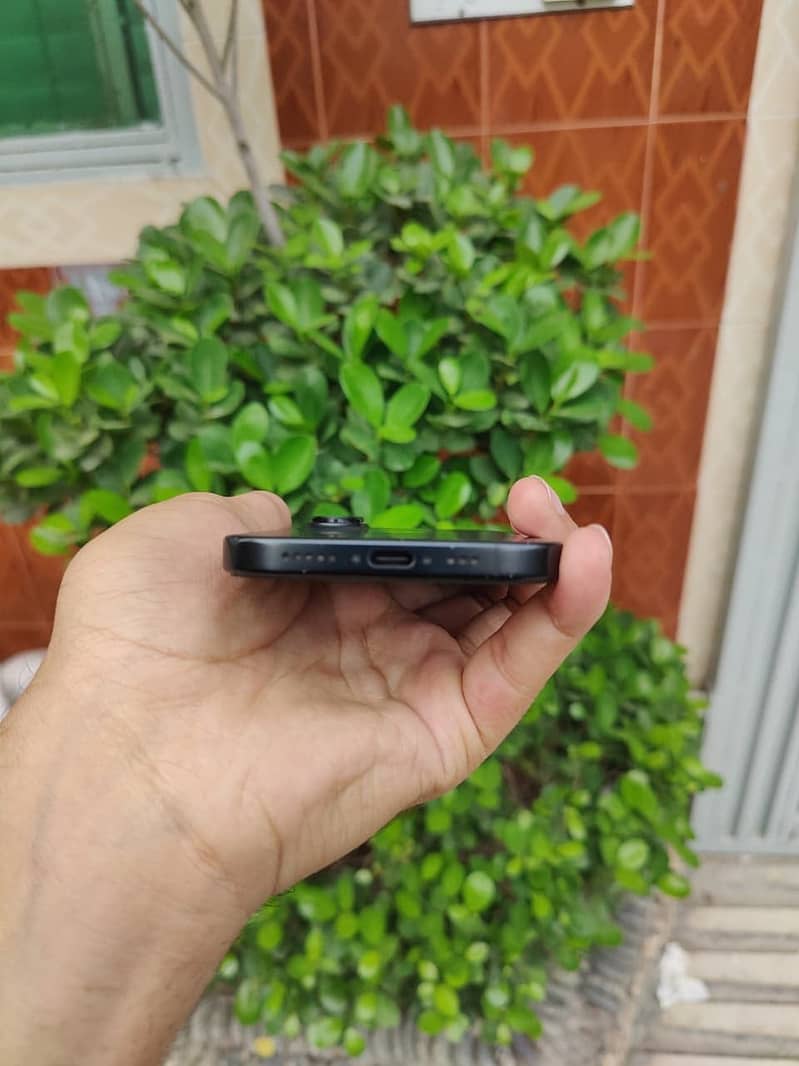 Apple iPhone 16 4