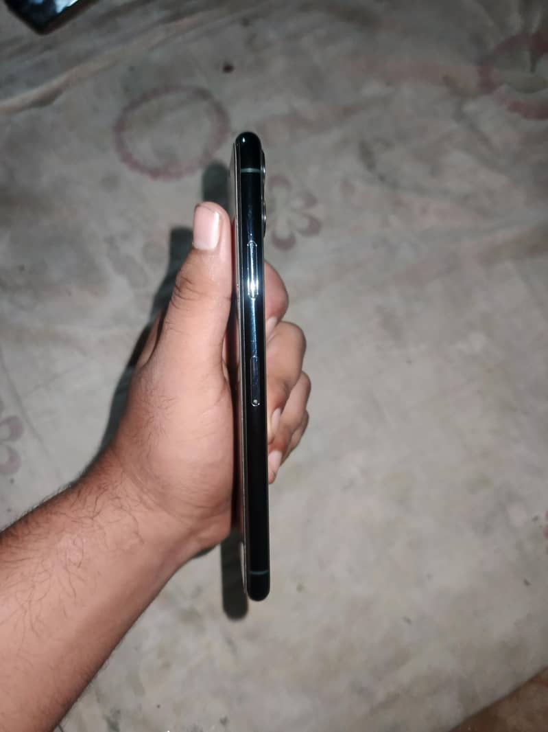 Apple iPhone 11 Pro Max 2