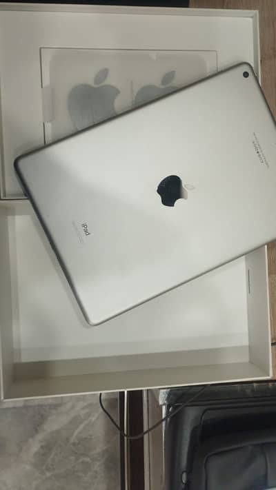 Ipad 9th generation 64GB wifi (10/10 condition)