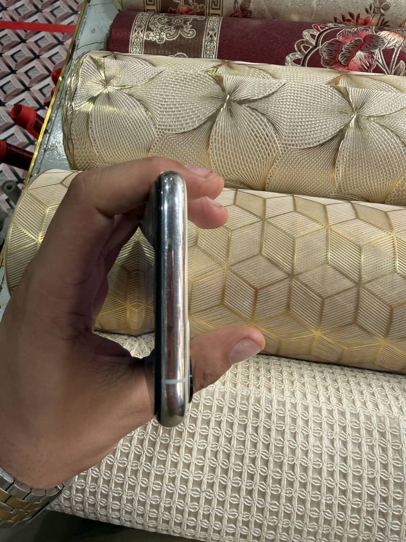 Apple iPhone 11 Pro 4