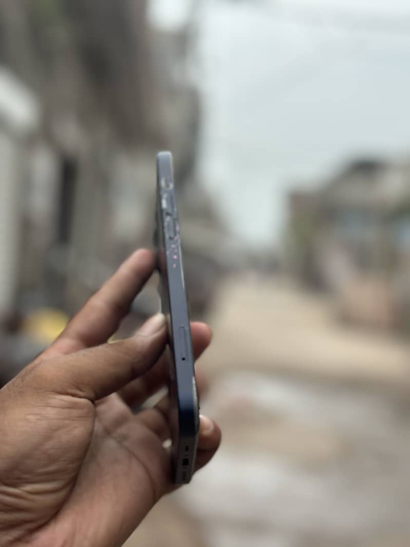 Apple iPhone 12 4