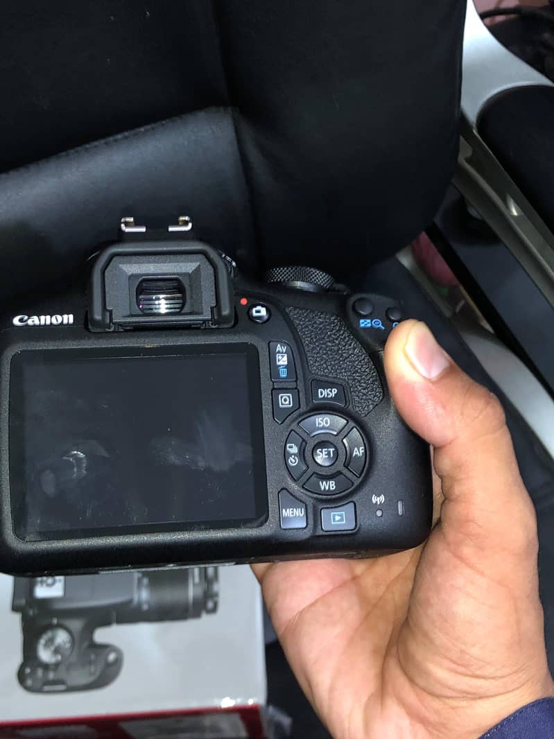DSLR EOS2000D 1