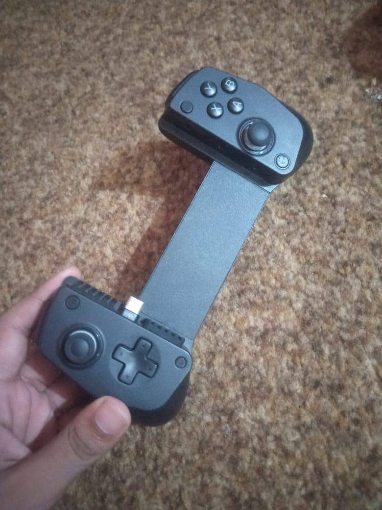 Mobile gaming controller 1