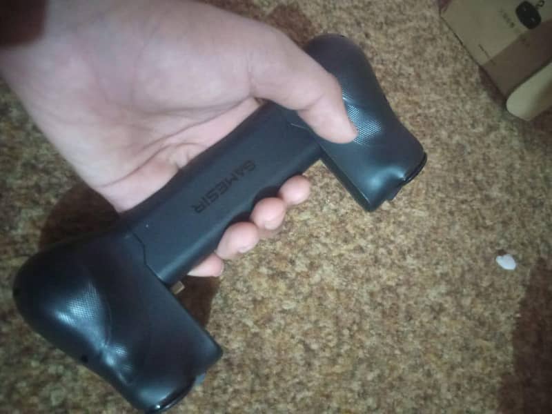 Mobile gaming controller 2