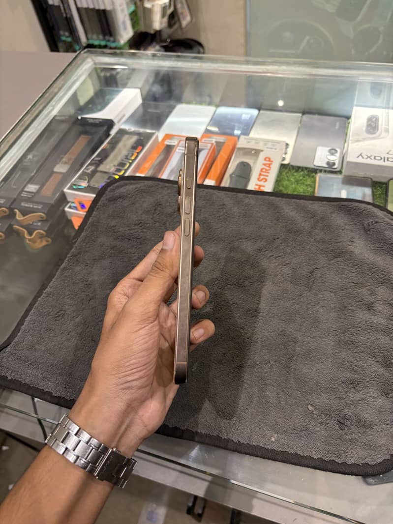 iPhone 16 Pro Max 2