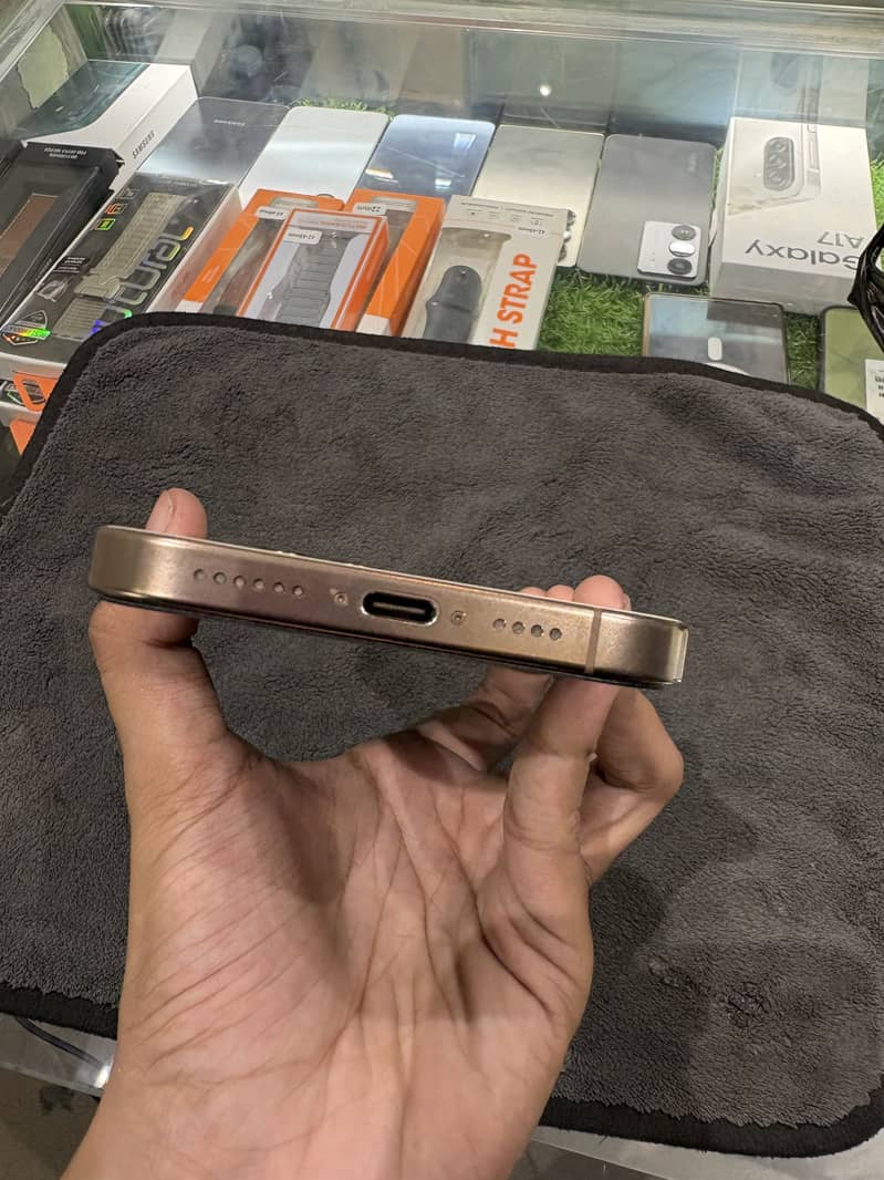 iPhone 16 Pro Max 3