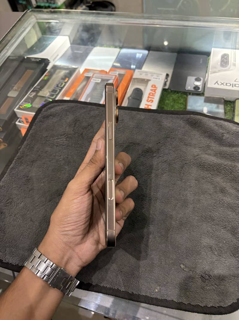 iPhone 16 Pro Max 4