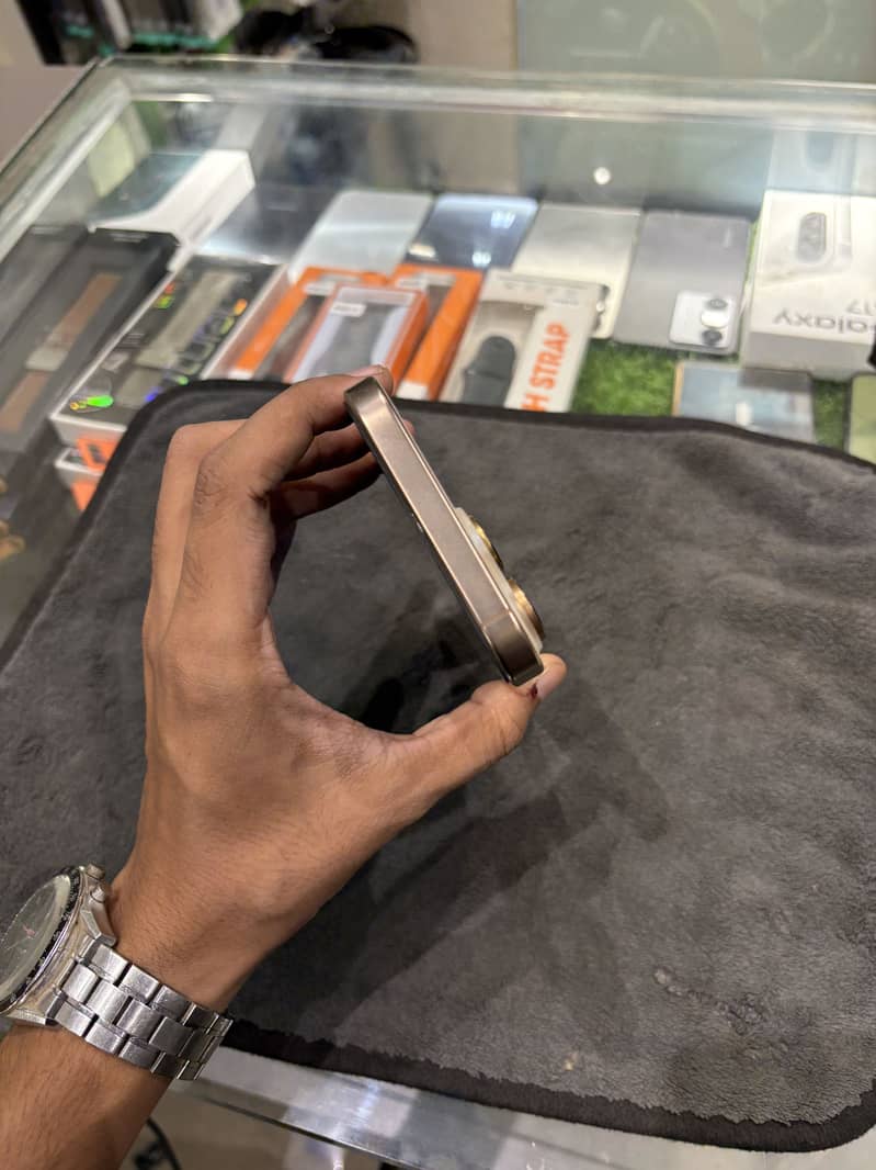 iPhone 16 Pro Max 5