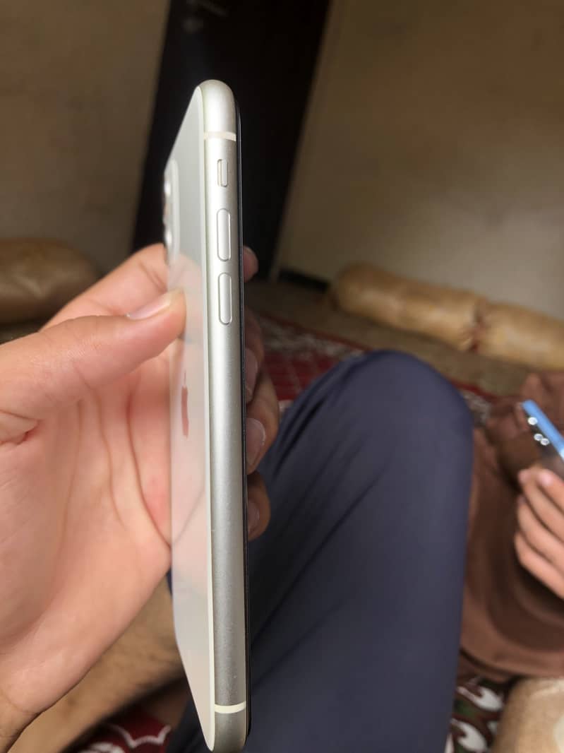 Apple iPhone 11 3