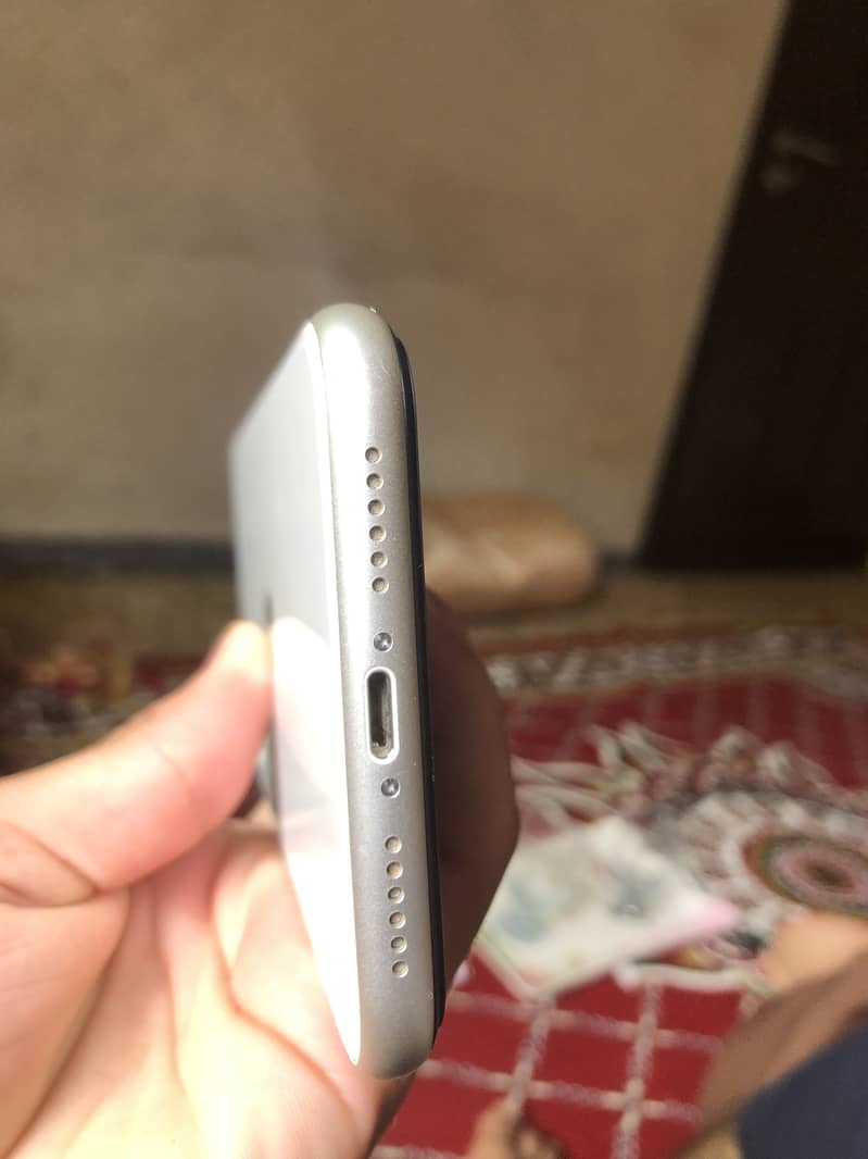 Apple iPhone 11 4