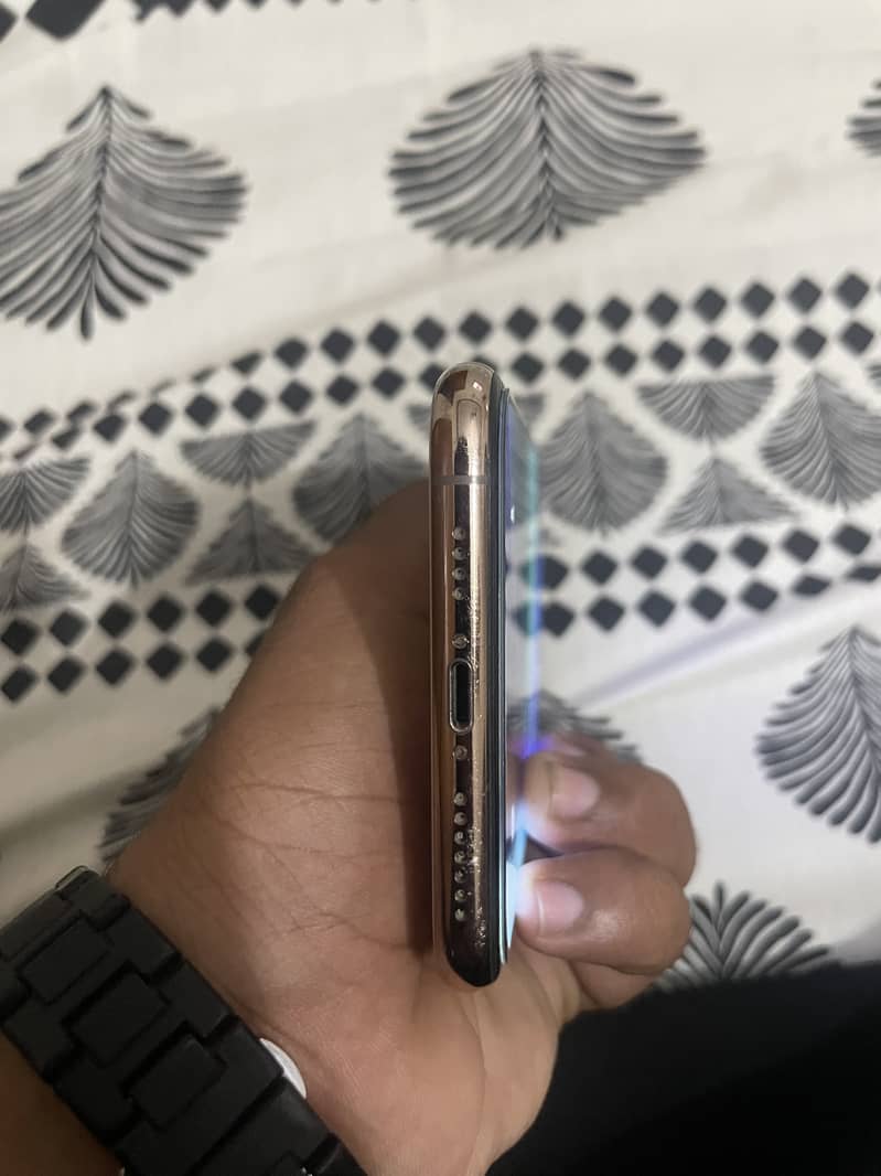 Apple iPhone 11 Pro Max 4