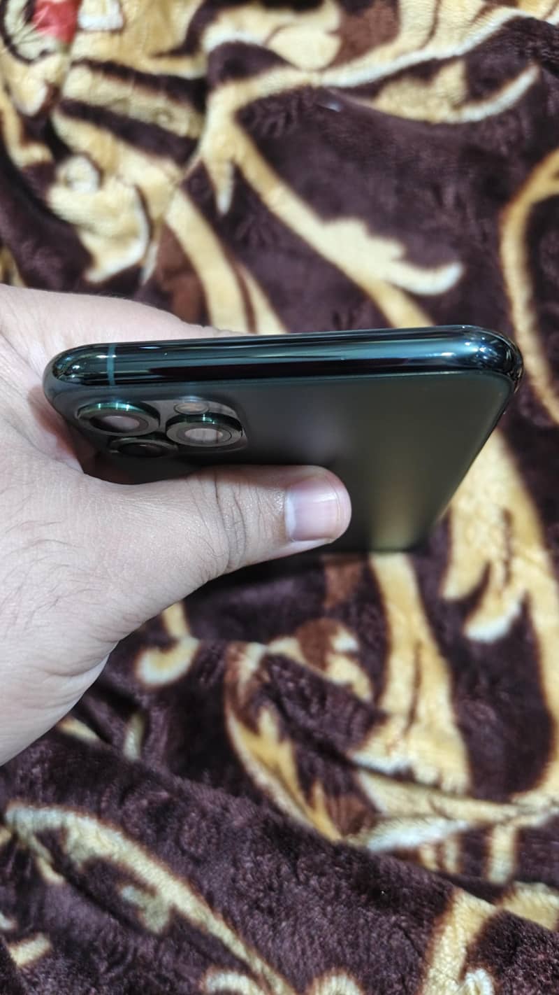 Apple iPhone 11 Pro Max 4