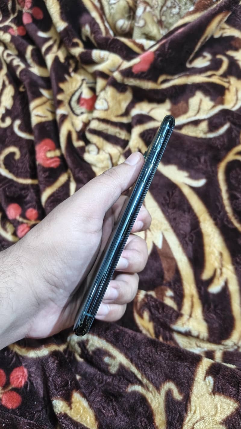 Apple iPhone 11 Pro Max 6