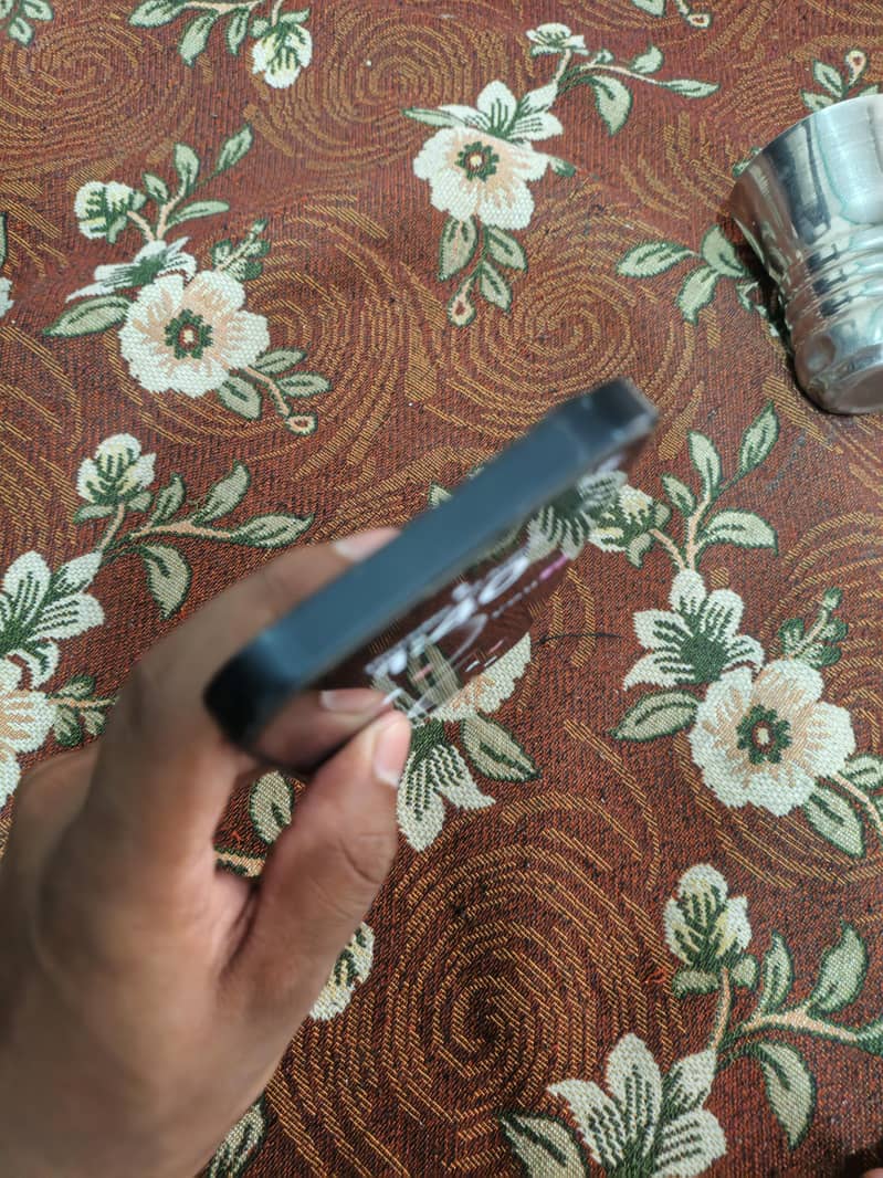 Apple iPhone 13 4