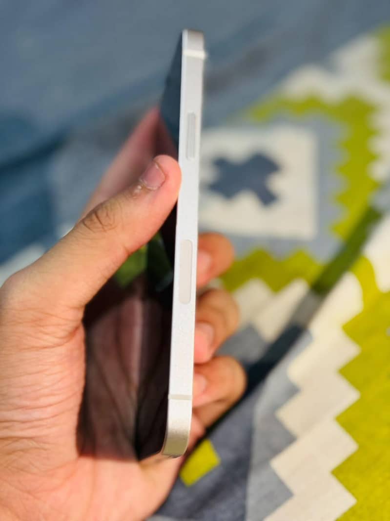 Apple iPhone 12 4