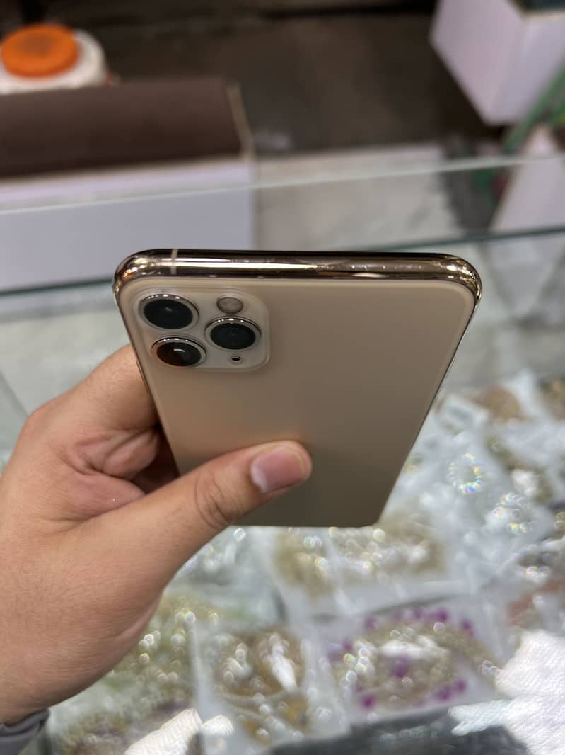 Apple iPhone 11 Pro Max 4