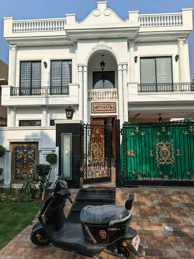 1 Kanal Luxurious House Available For Sale