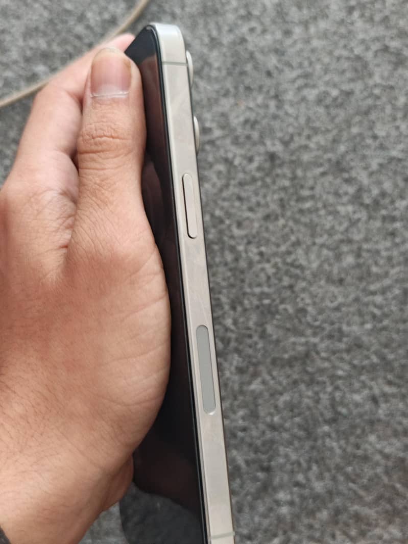 Apple iPhone 15 Pro Max 4