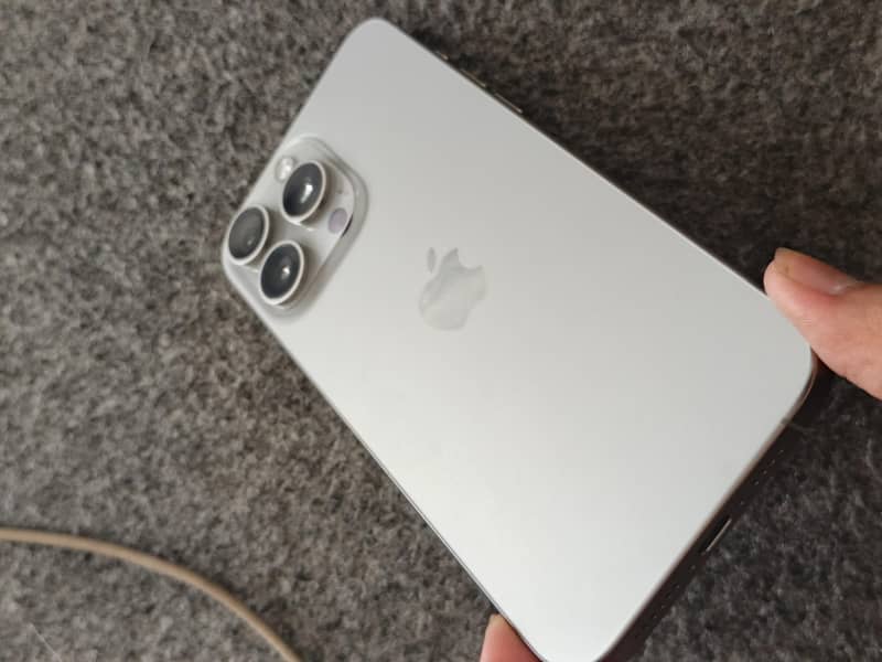 Apple iPhone 15 Pro Max 9