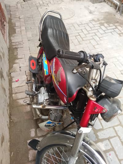 Honda CD70 2011 model original number plate and tank