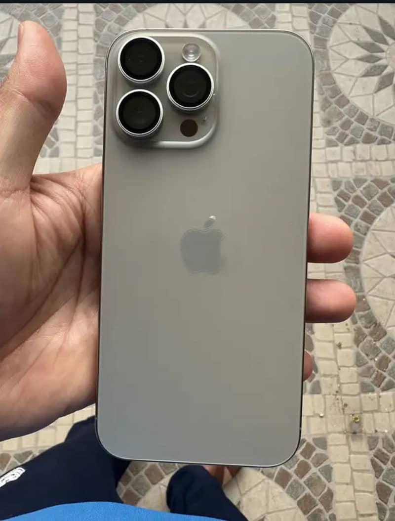 Apple iPhone 16 Pro Max 4
