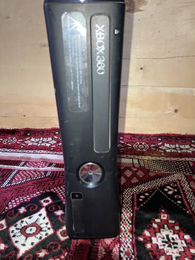 Xbox 360 slim 320gb with 100games installed with box and power brick