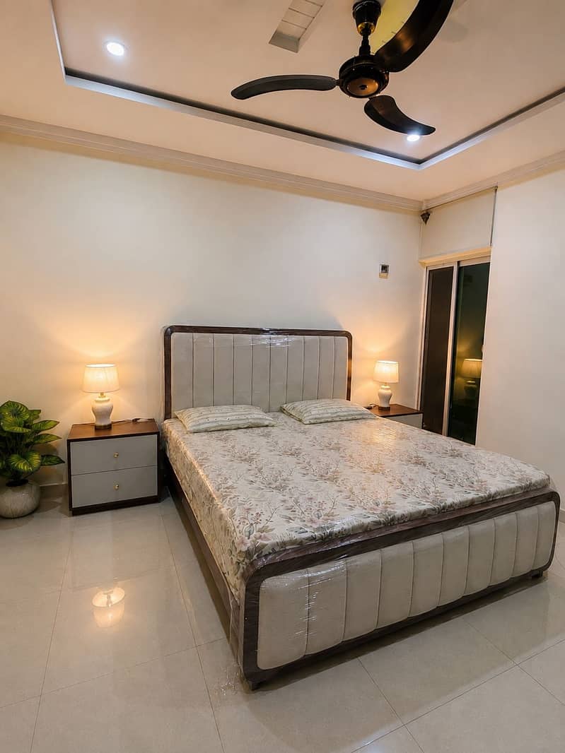 King size bed 0