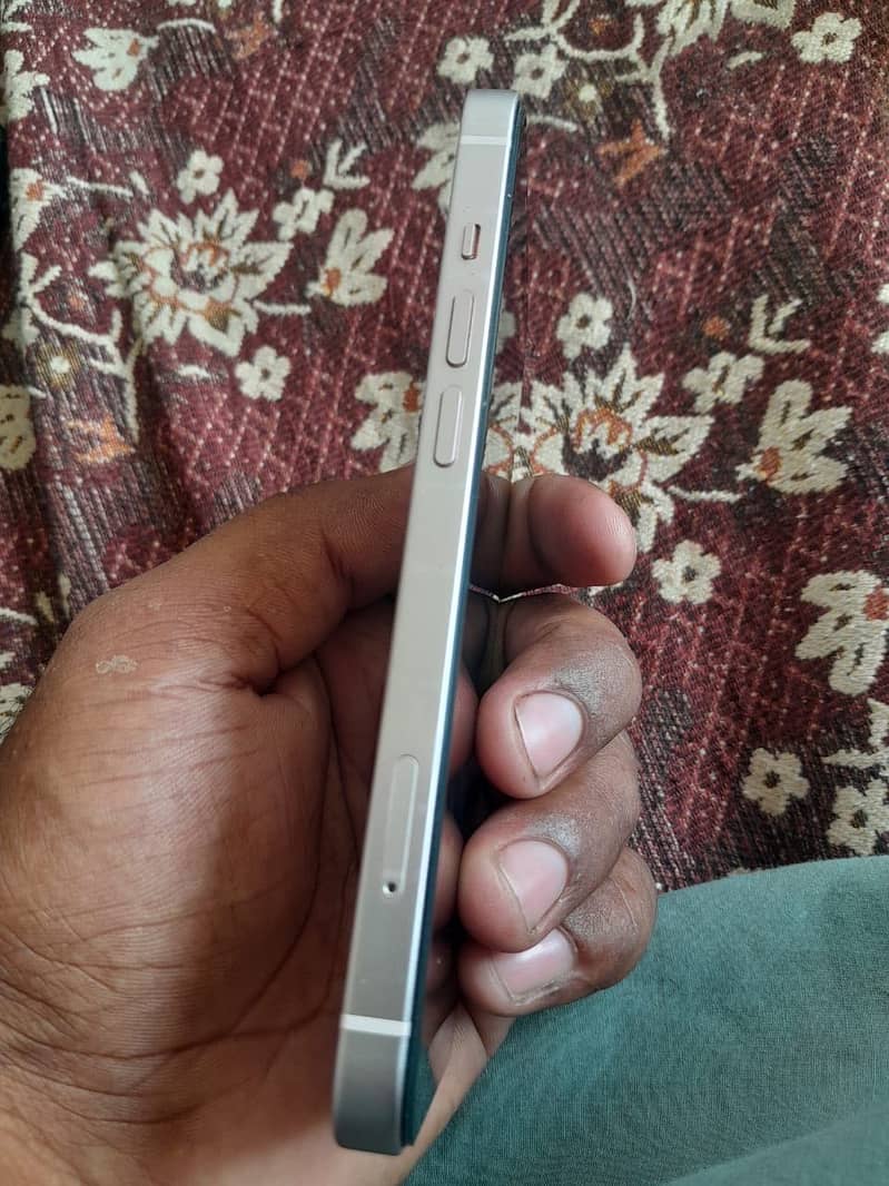 Apple iPhone 13 6