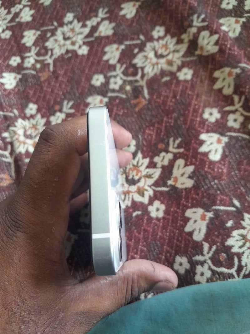 Apple iPhone 13 7